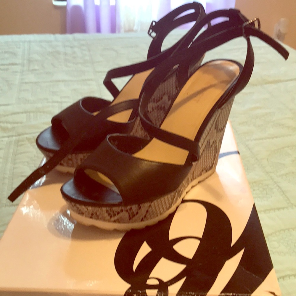 Black wedges